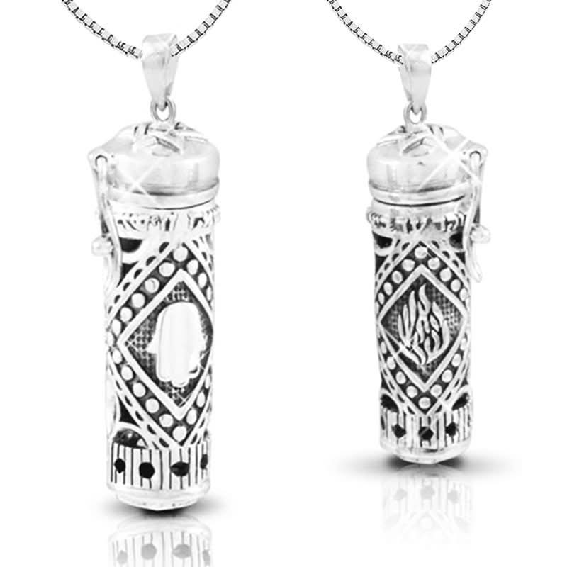 שרשרת מזוזה מכסף 925 עם חמסה בצד אחד ובצד השני להבת האש שלי. כיתוב האש שלי תוקד עד ביאת המשיח סביב לתליון. תליון נפתח ונסגר וניתן להכניס קלף. מגיע עם שרשרת כסף 925 עם שליח עד הבית