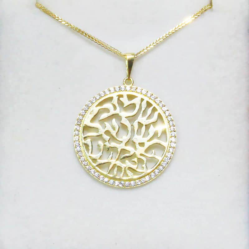 תליון עגול משובץ קריסטלים. עם הכיתוב שמע ישראל ה אלוהינו ה אחד. עשוי מזהב צהוב 14 קראט. מחיר מבצע אתר מתנות ישראל.
