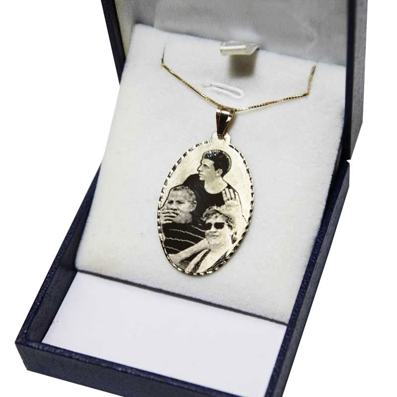 צריבת תמונה איכותית על גבי תליון "אובלי" בינוני ( 4*2.5 ס"מ) מזהב צהוב 14K. מתנה לכל החיים! מחיר מבצע עם שליח עד הבית חינם!