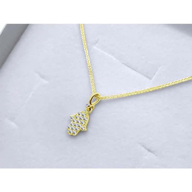 חמסה קטנה משובצת קריסטלים מהמם. עשוי מזהב צהוב אמיתי 14K.