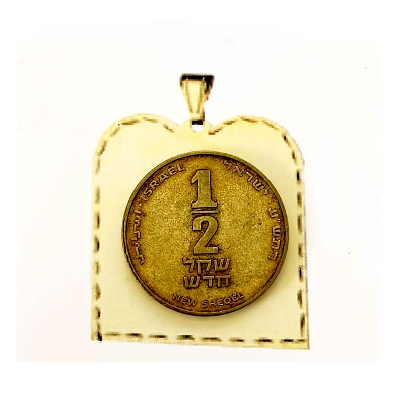 תליון ספר תורה דגם 18 ליד מטבע חצי שקל להמחשת הגודל