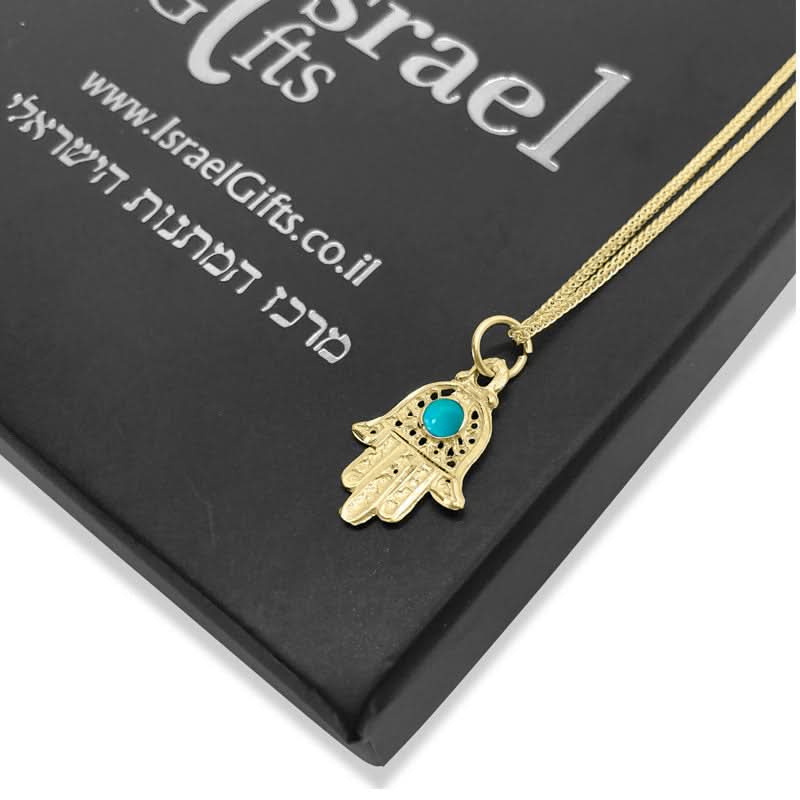 תליון חמסה(1.3*2 ס"מ)מזהב צהוב 14 קראט מהמם עם עיטורי פיליגרן ואבן טורקיז במרכזה. ניתן לרכישה עם או ללא שרשרת. מחיר מבצע מיוחד באתר מתנות ישראל.