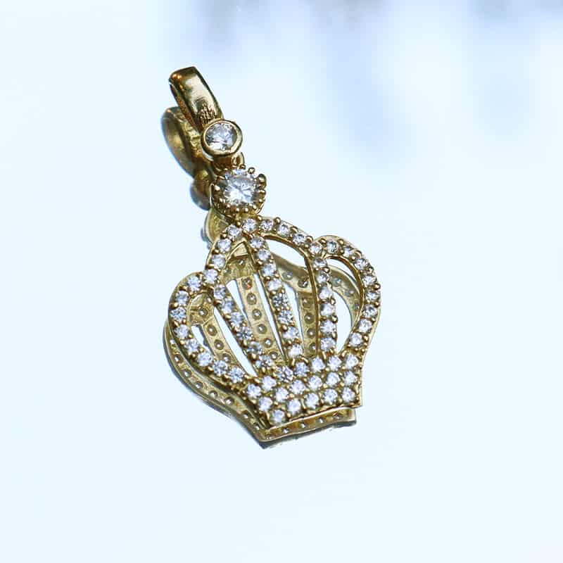 תליון "כתר" משובץ קריסטלים לבנים מזהב 14 קראט צהוב. מחיר מבצע מיוחד אתר מתנות ישראל