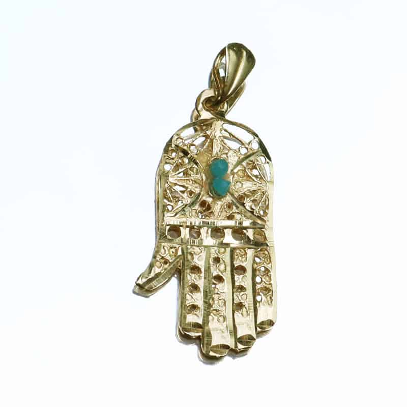 תליון חמסה (3.15*1.7 ס"מ) מזהב צהוב 14 קראט עם עיטורי "פיליגרין" ואבני טורקיז. מחיר מבצע אתר מתנות ישראל - מרכז המתנות הישראלי