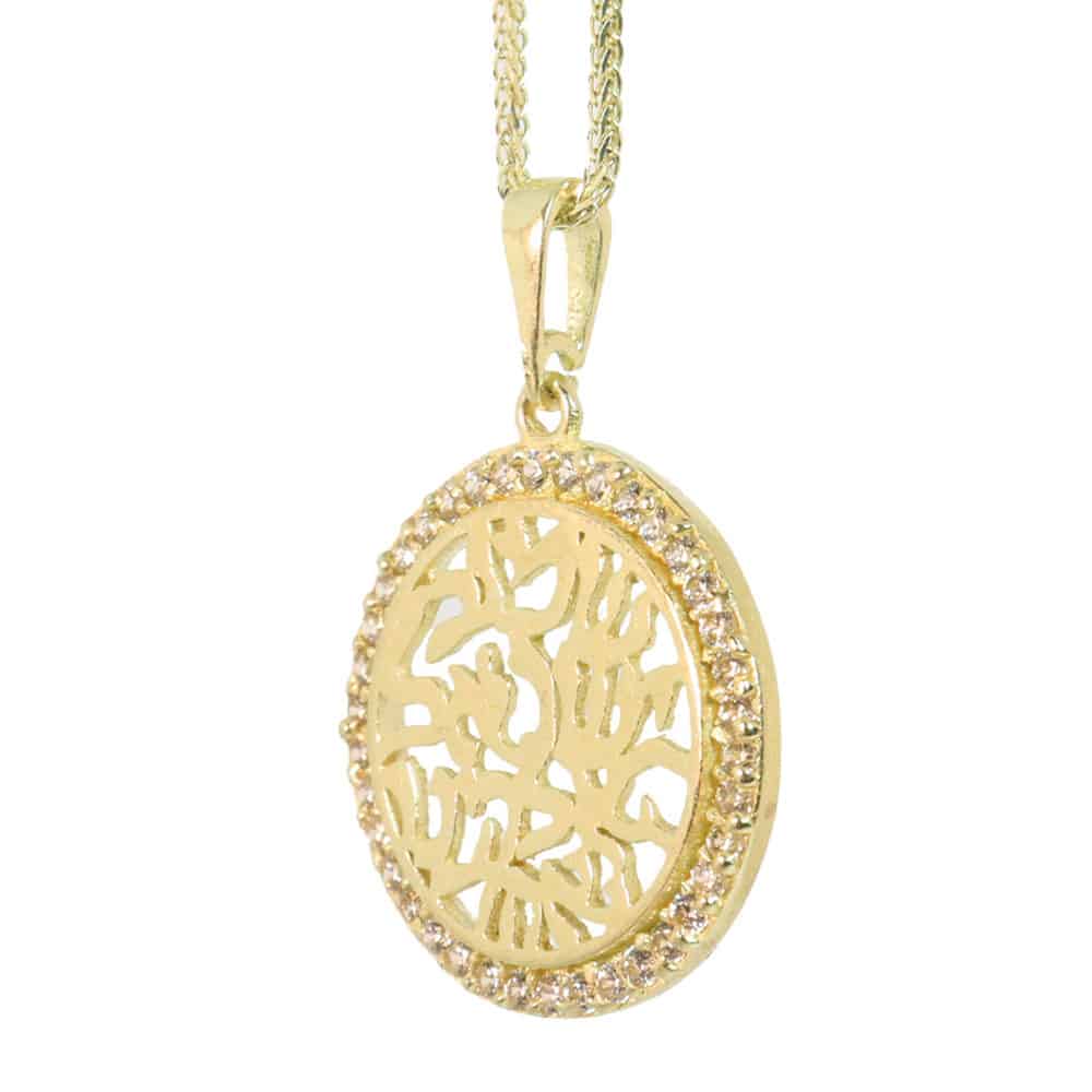 תליון עגול משובץ קריסטלים לבנים. עם הכיתוב שמע ישראל ה אלוהינו ה אחד. עשוי מזהב צהוב 14 קראט. מחיר מבצע אתר מתנות ישראל.