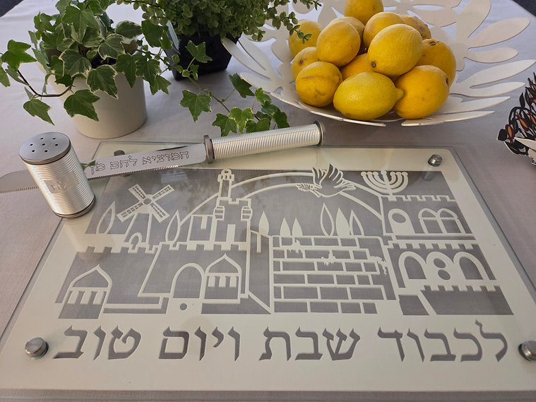 מגש חלה מזכוכית "לכבוד שבת ויום טוב" (40*26.5 ס"מ) - ע"י האמנית דורית קליין