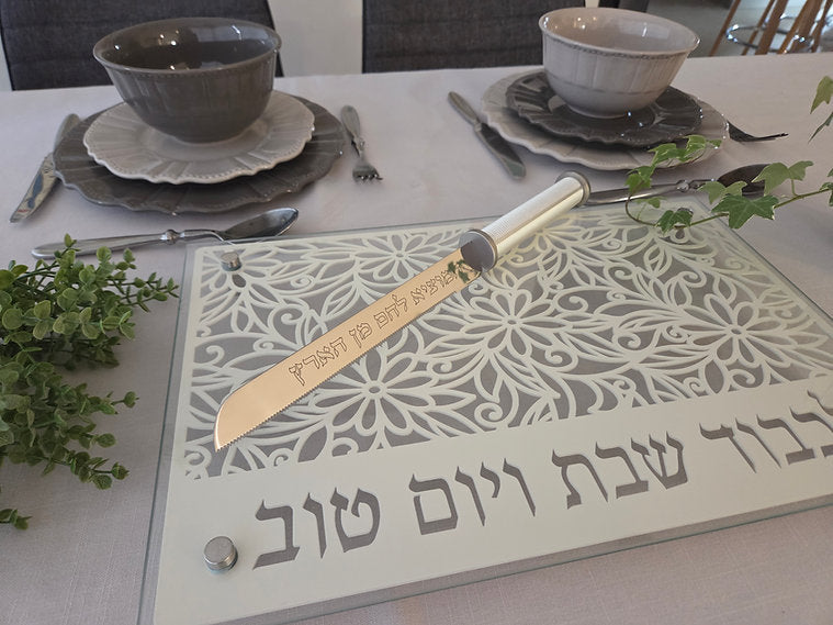 מגש חלה מזכוכית "לכבוד שבת ויום טוב" (40*26.5 ס"מ) - ע"י האמנית דורית קליין