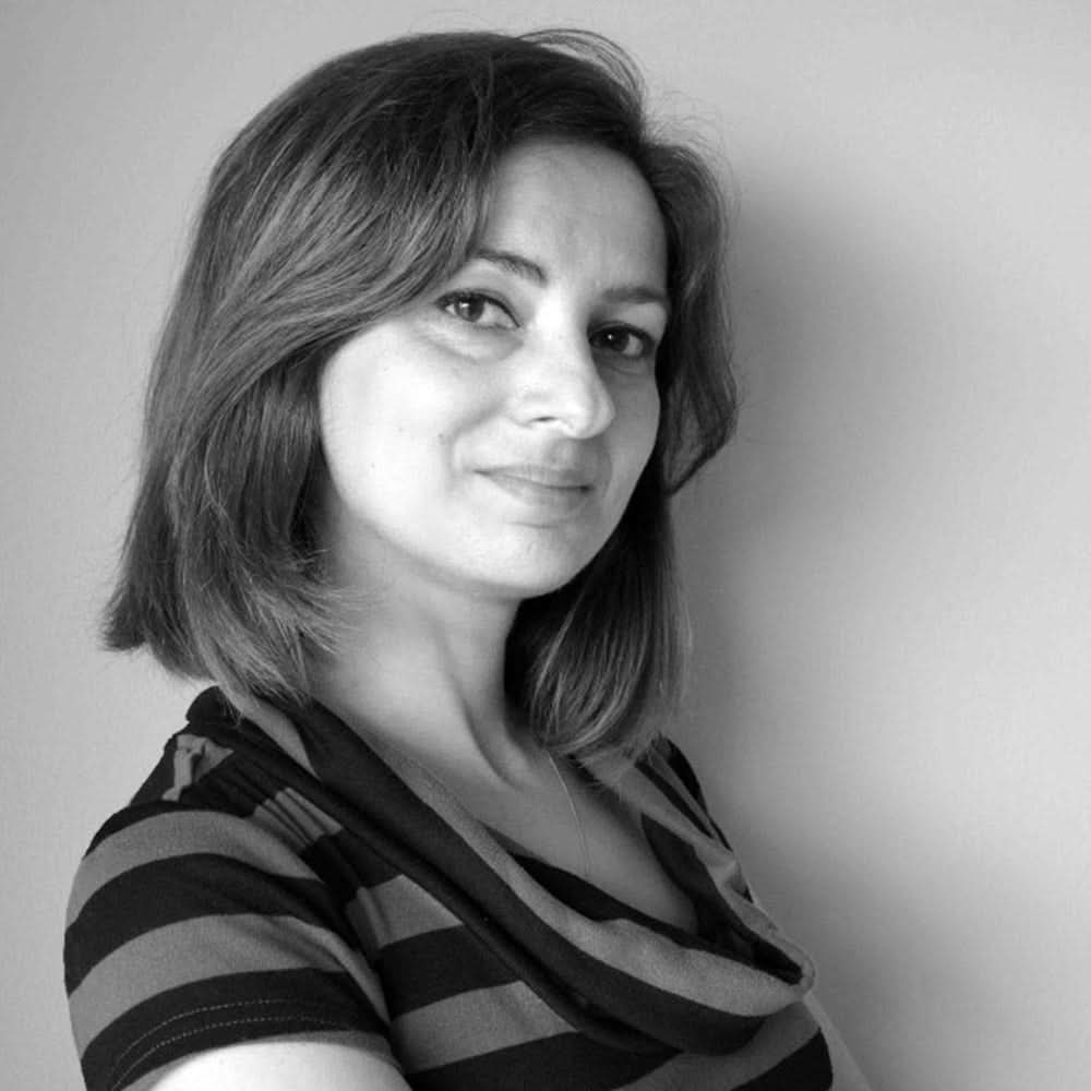 תמונתה של האמנית שלי אגרונין סיימה את לימודיה במחלקה לעיצוב תעשייתי באקדמיה לאמנות ועיצוב בצלאל בירושלים (2004). מאז היא עובדת בסטודיו לעיצוב מובילים ופיתחה מגוון רחב של מוצרים לחברות בארץ ובחו"ל.