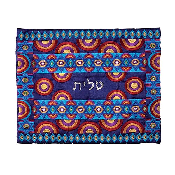 תיק טלית רקמה מלאה צבעוני – מגיני דוד בטורקיז ועיגולים באדום וסגול על רקע כחול והמילה "טלית" במרכז, יאיר עמנואל
