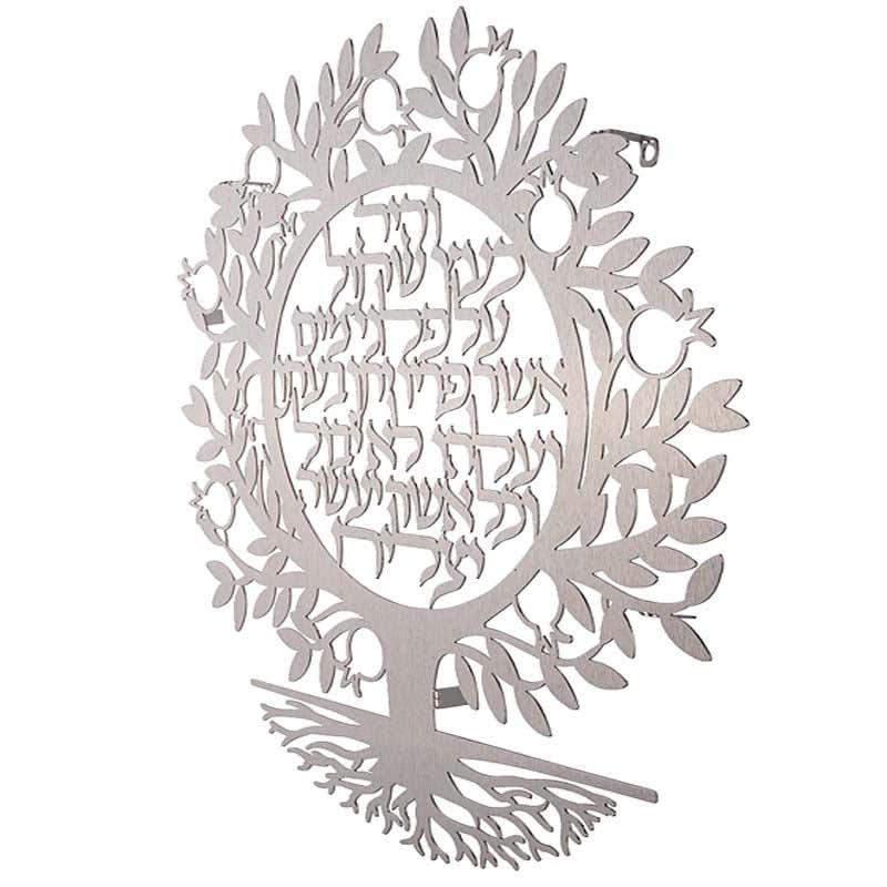 סטנד גדול ממתכת “והיה כעץ שתול - מגזרת” (38*36 ס"מ ). מגזרת מרחפת יפהפייה של עץ רימונים עם הטקסט מתהילים א': "וְהָיָה--כְּעֵץ, שָׁתוּל עַל-פַּלְגֵי-מָיִם: אֲשֶׁר פִּרְיוֹ, יִתֵּן בְּעִתּוֹ--וְעָלֵהוּ לֹא-יִבּוֹל; וְכֹל אֲשֶׁר-יַעֲשֶׂה יַצְלִיחַ". מעוצב ע”י האמנית דורית קליין. מחיר מבצע אתר מתנות ישראל