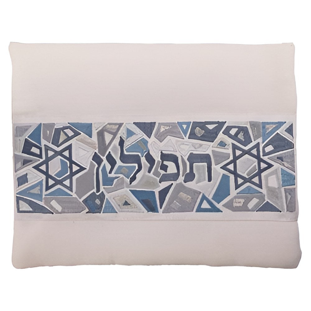 תיק תפילין רקום "מגן דוד" פסיפס אפור – פס רסיסים בגווני אפור וכחול עם מגיני דוד והמילה "תפילין" על בד בגוון שמנת, יאיר עמנואל