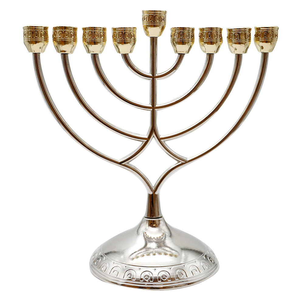 חנוכייה קלאסית ממתכת עם קנים מעוגלים בגוון זהב ובסיס כיפה כסוף מעוטר, עיצוב ארט יודאיקה