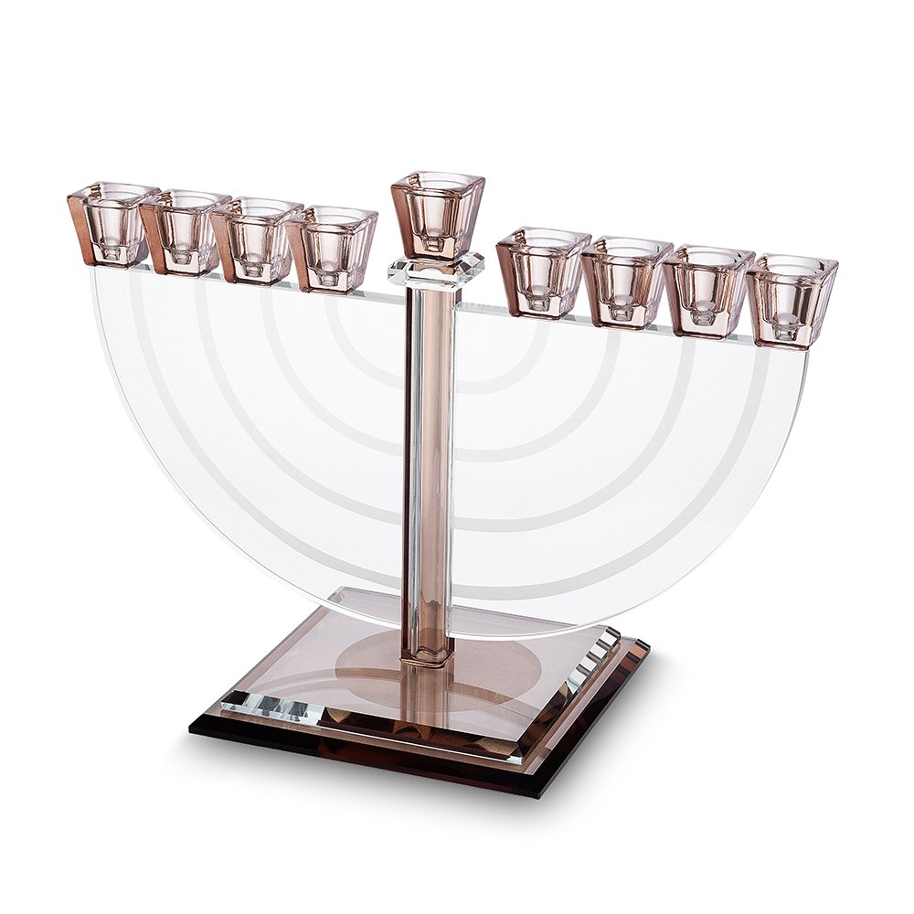 חנוכיית חצי גלגל מקריסטל שקוף בגוון רוז גולד – חנוכיית קריסטל שקופה בצורת חצי גלגל עם בתי נרות ובסיס בגוון רוז גולד, עיצוב ארט יודאיקה