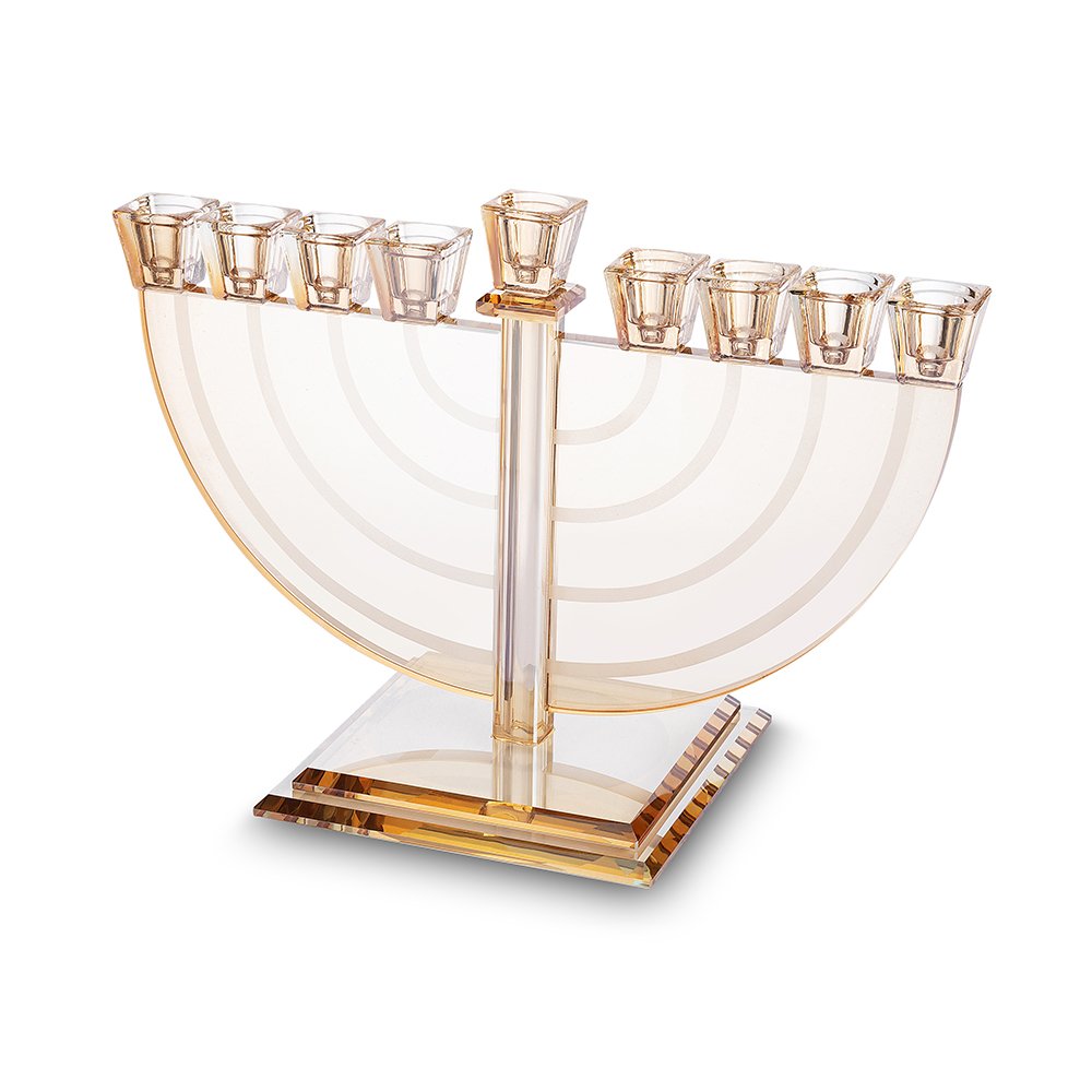 חנוכיית חצי גלגל מקריסטל בגוון זהב עם קשתות חרוטות – חנוכיית קריסטל בצורת חצי גלגל בגוון זהב עם קשתות חרוטות, עיצוב ארט יודאיקה