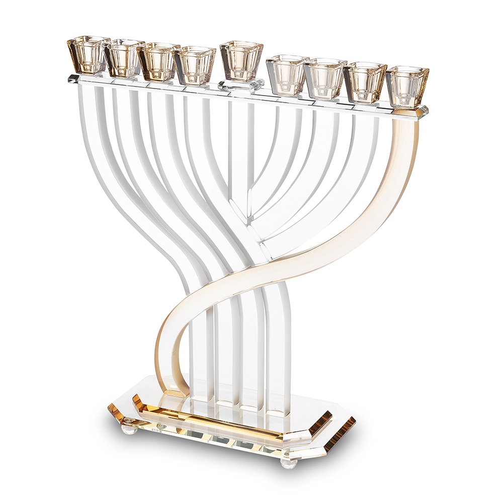 חנוכייה מקריסטל שקוף בעיצוב זרועות זורמות עם קו זהב – חנוכיית קריסטל שקופה עם זרועות זורמות וקו זהב במרכז, עיצוב ארט יודאיקה