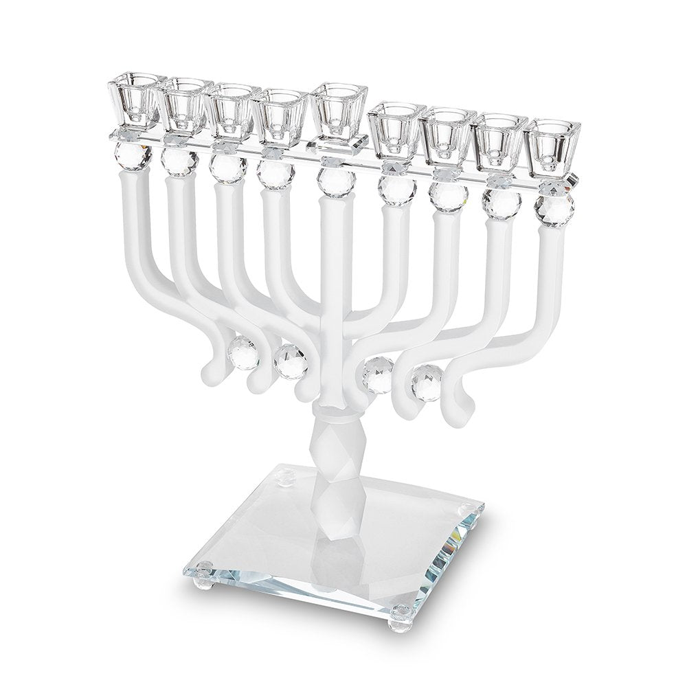 חנוכייה מקריסטל מט עם זרועות מסולסלות ואבני קריסטל – חנוכיית קריסטל מט לבנה עם זרועות מסולסלות ואבני קריסטל, עיצוב ארט יודאיקה