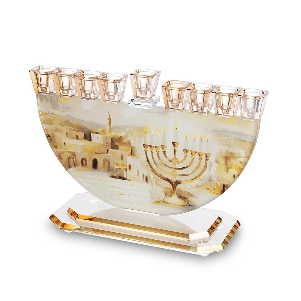 חנוכיית חצי סהר מקריסטל עם הדפס נוף ירושלים – חנוכיית חצי סהר מקריסטל עם הדפס נוף ירושלים וחנוכייה דולקת, עיצוב ארט יודאיקה