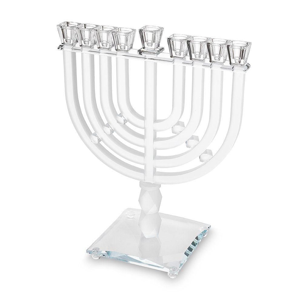 חנוכייה גבוהה מקריסטל שקוף ומט עם קשתות ואבני קריסטל – חנוכיית קריסטל גבוהה בגימור שקוף ומט עם קשתות ואבני קריסטל, עיצוב ארט יודאיקה