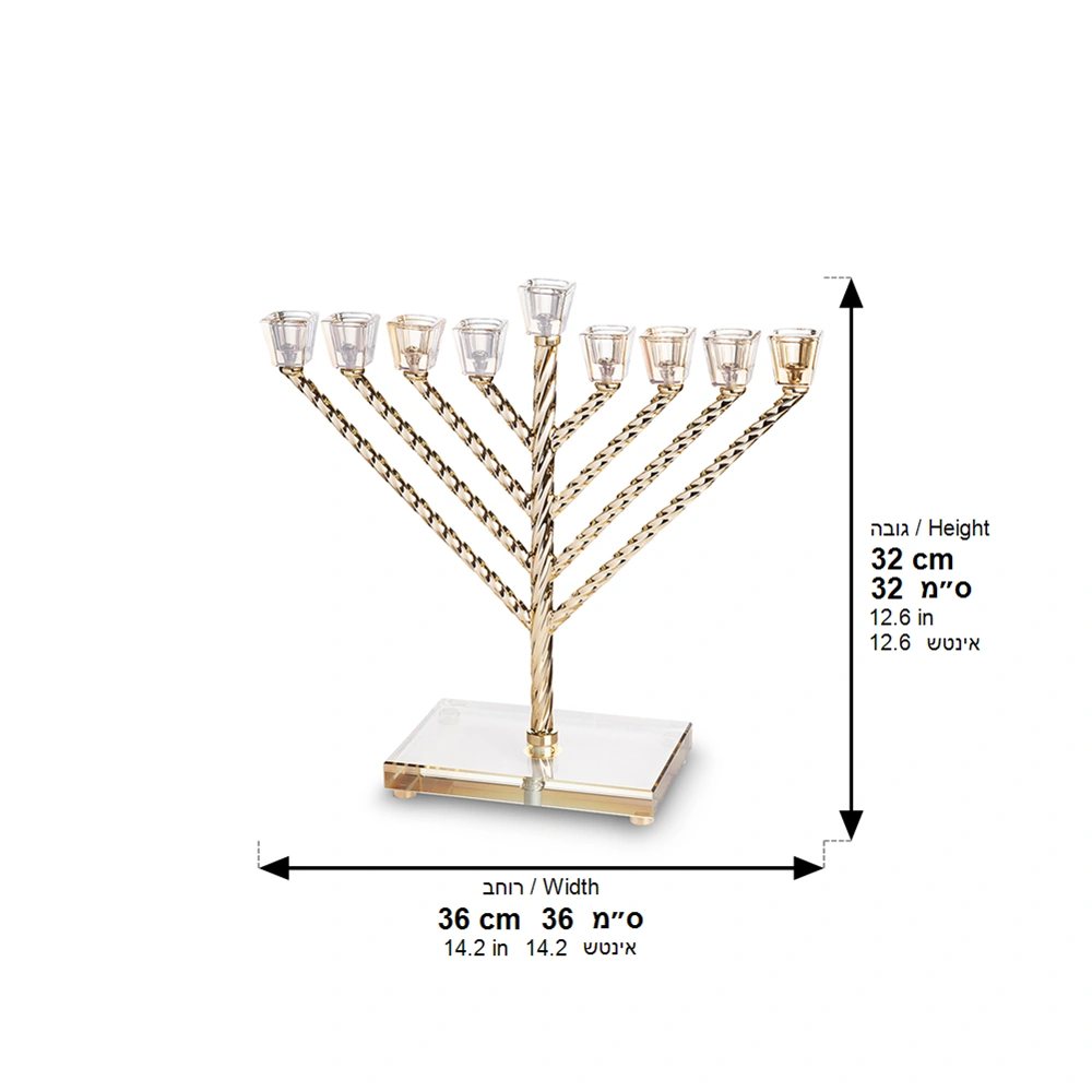 חנוכייה "אור הזהב" עם קנים קלועים אלכסוניים בגימור זהב ובסיס קריסטל – תמונת מידות: 32 ס"מ
