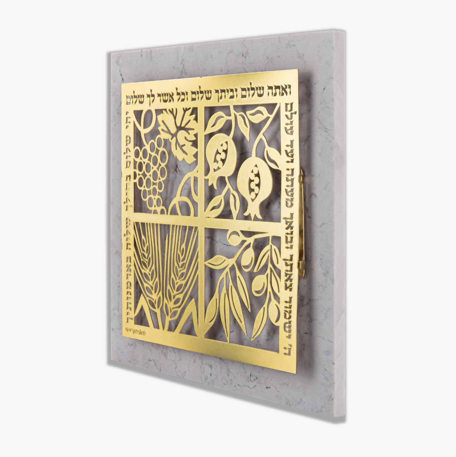 מתלה (20*20 ס"מ) "שבעת המינים" במגזרת ממתכת ציפוי זהב על רקע דמוי אבן - האמנית דורית קליין. מחיר מבצע אתר מתנות ישראל