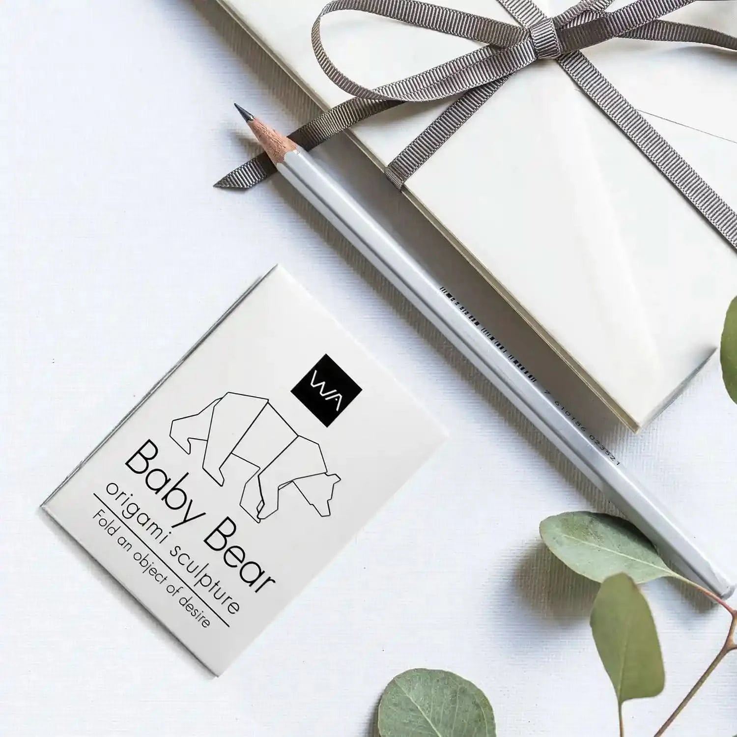 פסלון אוריגמי "דובי תינוקי" מאלומיניום (7.4 ס"מ) ע"י האמנית שלי אגרונין