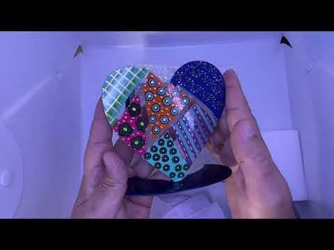 סטנד מגזרת ממתכת בצורת לב (13.5*13*5 ס"מ) צבעוני - ע"י האמן יאיר עמנואל