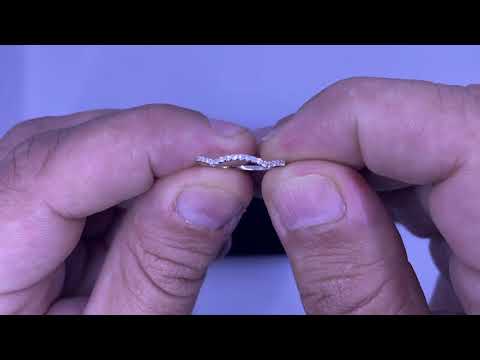 טבעת עדינה לאישה מכסף סטרלינג 925 משובצת קריסטלים לבנים