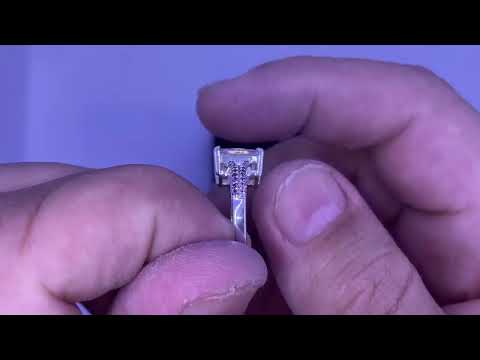 טבעת לאישה מכסף 925 עם אבן "סנטר" לבנה, וקריסטלים בצבע סגול