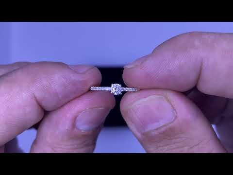 טבעת עדינה לאישה מכסף סטרלינג 925 משובצת קריסטלים לבנים סביב ואבן "סנטר"