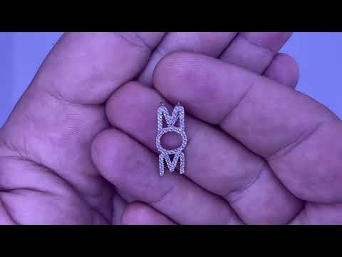 תליון "MOM" (2.3*1 ס"מ) מזהב לבן 14 קראט משובץ קריסטלים