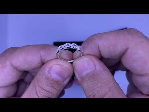 טבעת עדינה לאישה מכסף 925 סטרלינג משובצת קריסטלים לבנים בשתי שורות שזורות