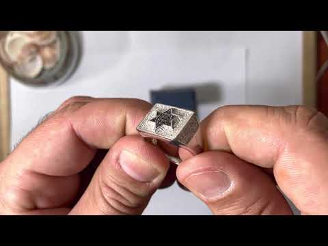 טבעת "חותם" מגן דוד מכסף 925 עם ציפוי רודיום משובצת קריסטלים שחורים לבנים סביב