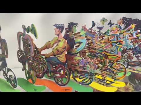 סטודיו האמנות של דיוויד גרשטיין מציג חלק מאוסף הפריטים הקטנים