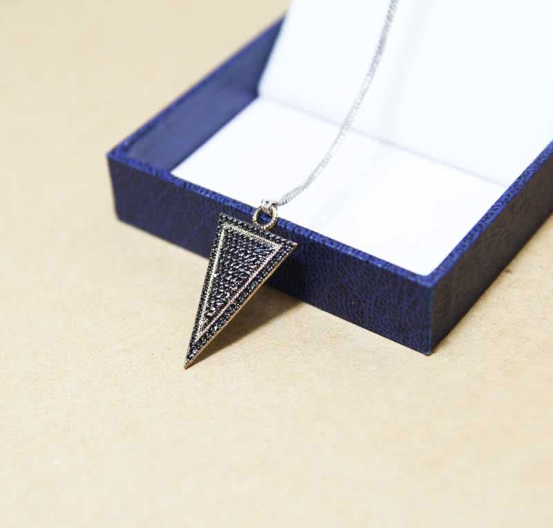 שרשרת חץ מכסף 925 (2.7*1.7 ס"מ) משובץ עם קריסטלים שחורים וציפוי זהב 14K