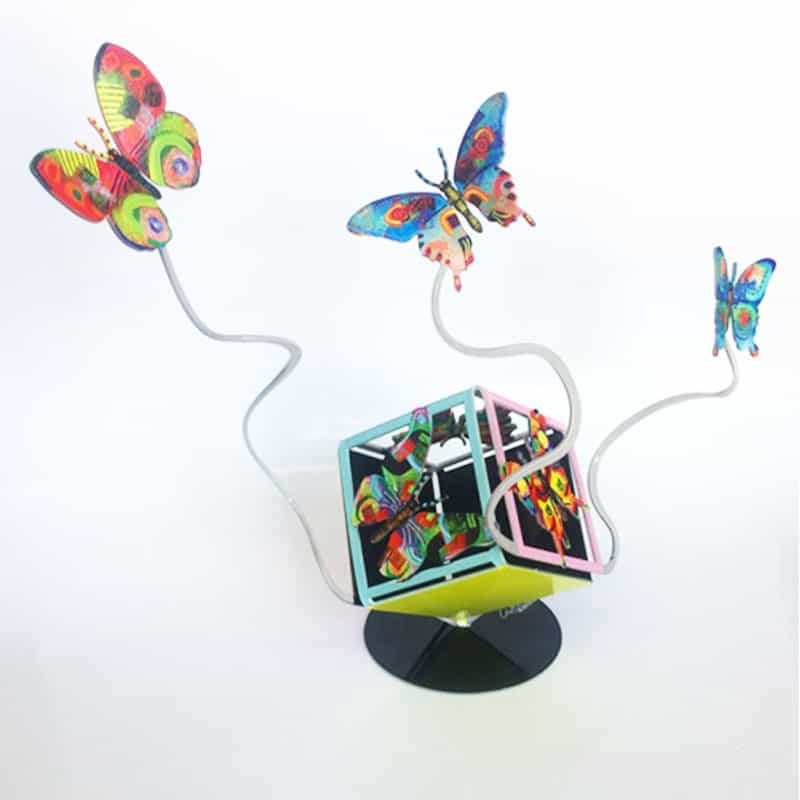 סטנד “קוביית פרפרים” לעטים ועפרונות ממתכת (26*30*15 ס"מ) צבעוני. מעוצב ומיוצר ע"י האמן דוד גרשטיין