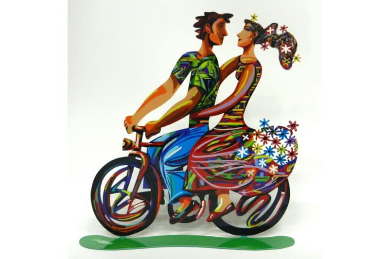 סטנד "רכיבה באביב" Spring Ride גדול ( 35cm X 35cm (13.8" X 13.8") - 1.2 KG - 2.64 Lbs) – סטנד מתכת צבעוני בעבודת יד עם הדפס דו צדדי על מתכת בחיתוך לייזר. צבעוני ובגימור לכה. סטנד מהמם בצורת זוג אוהבים רוכבים על אופניים. נסיעה אביבית כובשת ורומנטית זו לוכדת את מהות יצירתו של דייוויד גרשטיין. שמחת חיים, אופניים ורומנטיקה מעוצב ומיוצר ע"י האמן דוד גרשטיין. פסל מתכת מקסים זה להנחה על השולחן מדף מאת דייוויד גרשטיין, החוקר את אחד הנושאים החביבים עליו ביותר, רכיבה על אופניים.