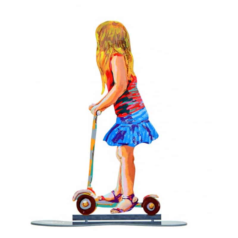 סטנד "ילדה על קורקינט" (23*35.5 ס"מ) הדפס צבעוני על מתכת. מעוצב ומיוצר ע"י האמן דוד גרשטיין. מחיר מבצע אתר מתנות ישראל