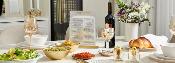 שולחן שבת ערוך עם גביע קידוש וחלה