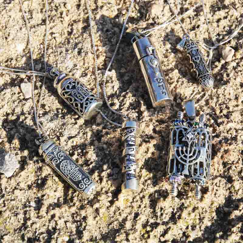 המדריך המלא לתליוני מזוזה – סוגים, הבדלים, קלף בפנים, מזוזה לגבר ולאישה, זהב וכסף. כל מה שצריך לדעת.