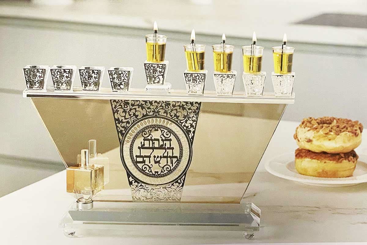 חנוכייה "נרות הללו קודש..." מהודרת (33*19 ס"מ) מקריסטל, פלטת מתכת "פיליגרין"