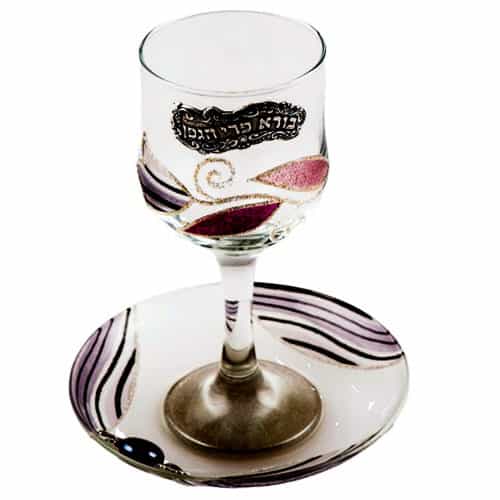 גביע קידוש מהמם מזכוכית בעבודת יד! עם עיטורים בשילובים זהב וסגול. פלטה ממתכת עם הכיתוב: "בורא פרי הגפן".