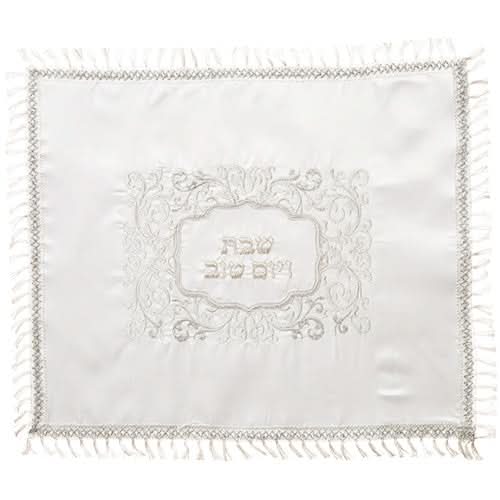 כיסוי חלה לבן מסטן עם רקמה "שבת ויום טוב" ( 52x42 סמ ). כיסוי מהודר באיכות מעולה! רקמת כסף של עיטורים מהממים סביב. מחיר מבצע באתר מתנות ישראל