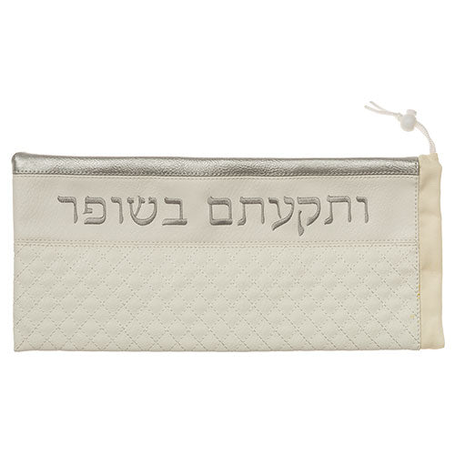 תיק מהודר לשופר דמוי עור וקטיפה (19X40 ס"מ). כיתוב "ותקעתם בשופר" במרכז התיק. מחיר מבצע אתר מתנות ישראל