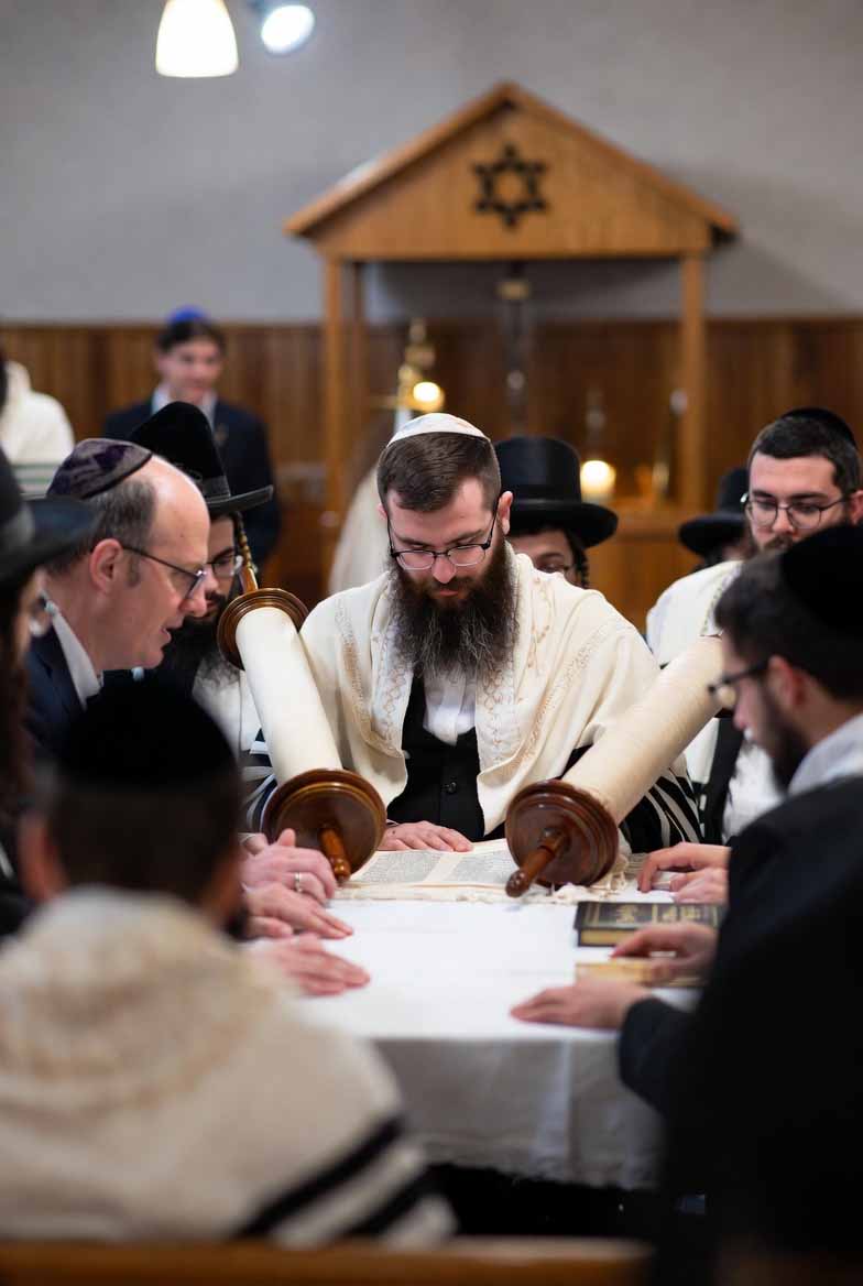 תיק עור שחור "מגילת אסתר" (43*19 ס"מ) עם תפירות