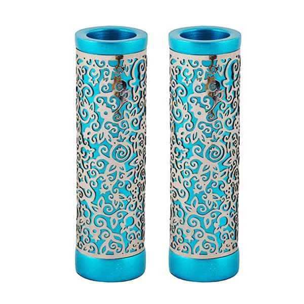 זוג פמוטי "רימונים" עגולים מהודרים ( 10.2 * 3 ס"מ ) מאלומיניום צבוע בצבעי אנודייז צבע טורקיז, ומעוטרים במגזרת נירוסטה. מגזרות בצורות רימונים בצורות שונות בחיתוך לייזר מדויק המעטרות את הפמוט. גימור טורקיז. הרימון במסורת היהודית הינו סמל של ברכה ושפע. מעוצב ומיוצר ע"י אמן יאיר עמנואל.