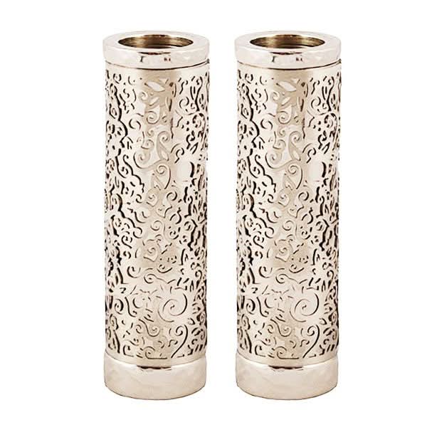 זוג פמוטי "רימונים" עגולים מהודרים ( 10.2 * 3 ס"מ ) מאלומיניום מרוקעת בעבודת פטיש ידנית בגימור מט. הפמוטים עשויים מאלומיניום ומעוטרים במגזרת נירוסטה עם מגזרות בצורות רימונים בצורות שונות בחיתוך לייזר מדויק המעטרות את הפמוט. גימור כסף. הרימון במסורת היהודית הינו סמל של ברכה ושפע. מעוצב ומיוצר ע"י אמן יאיר עמנואל.