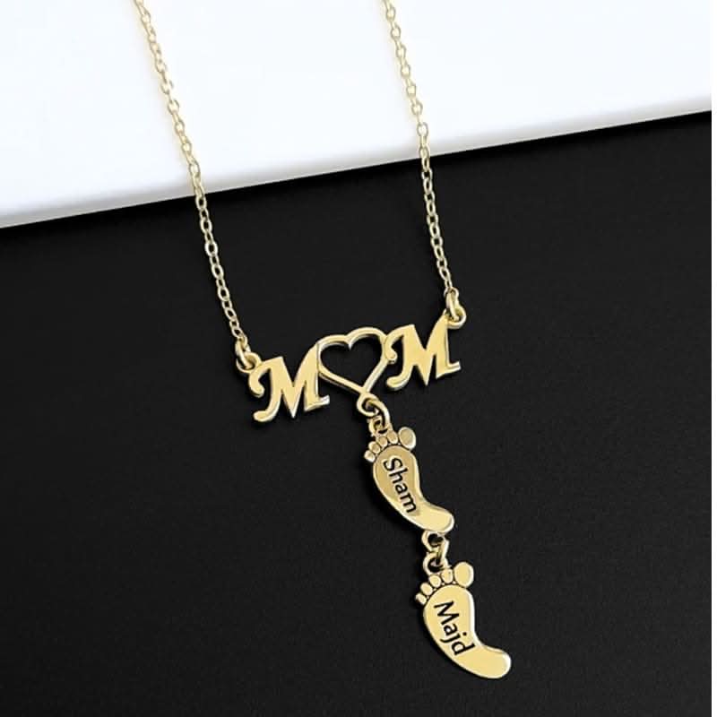 שרשרת "MOM" באנגלית מכסף 925 או בראס ציפוי זהב עם 1-3 כפות רגליים עם שמות