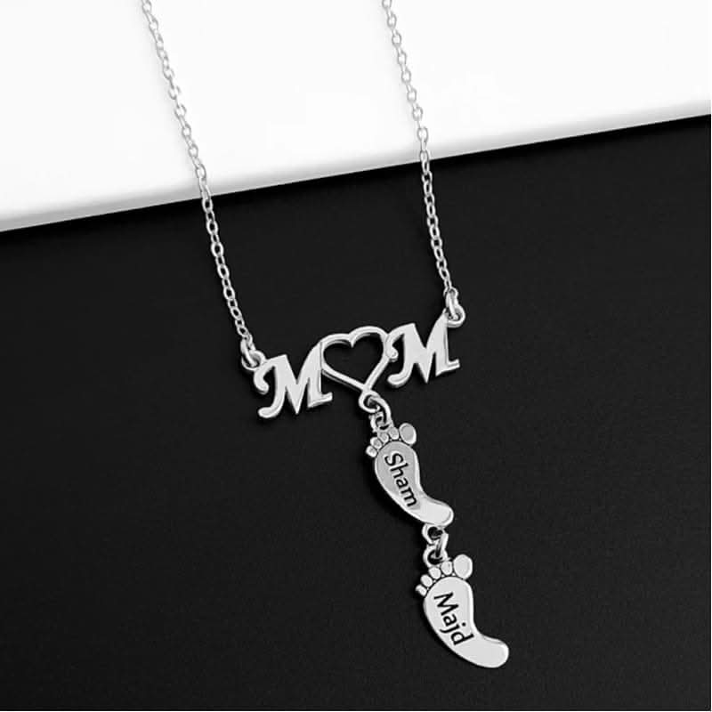 שרשרת "MOM" באנגלית מכסף 925 או בראס ציפוי זהב עם 1-3 כפות רגליים עם שמות