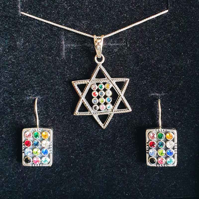 סט חשן מהודר מכסף 925 הכולל שרשרת חשן מגן דוד עם עיטורים + עגילי חשן מרובעים משובצים ב 12 קריסטלים המסמלים את 12 שבטי ישראל. מגיע עם קופסת מתנה מהודרת בעבודת יד. מחיר מבצע עם שליח עד הבית.
