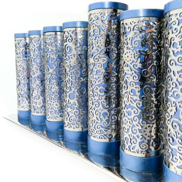 חנוכיית "גלילים" מפוארת מאלומיניום (34*12*5 ס"מ) כחול ועיטורים, האמן יאיר עמנואל